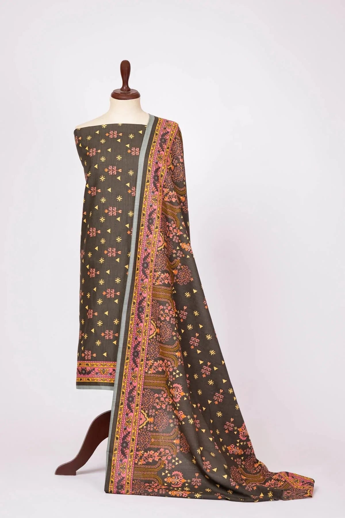 3PC Printed Khaddar Suit With Printed Khaddar Dupatta – 104